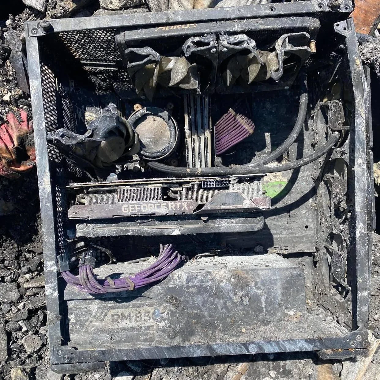 Ni un incendio pudo acabar con este ordenador. Casi todo el PC sucumbió a las llamas, pero su interior aún funciona